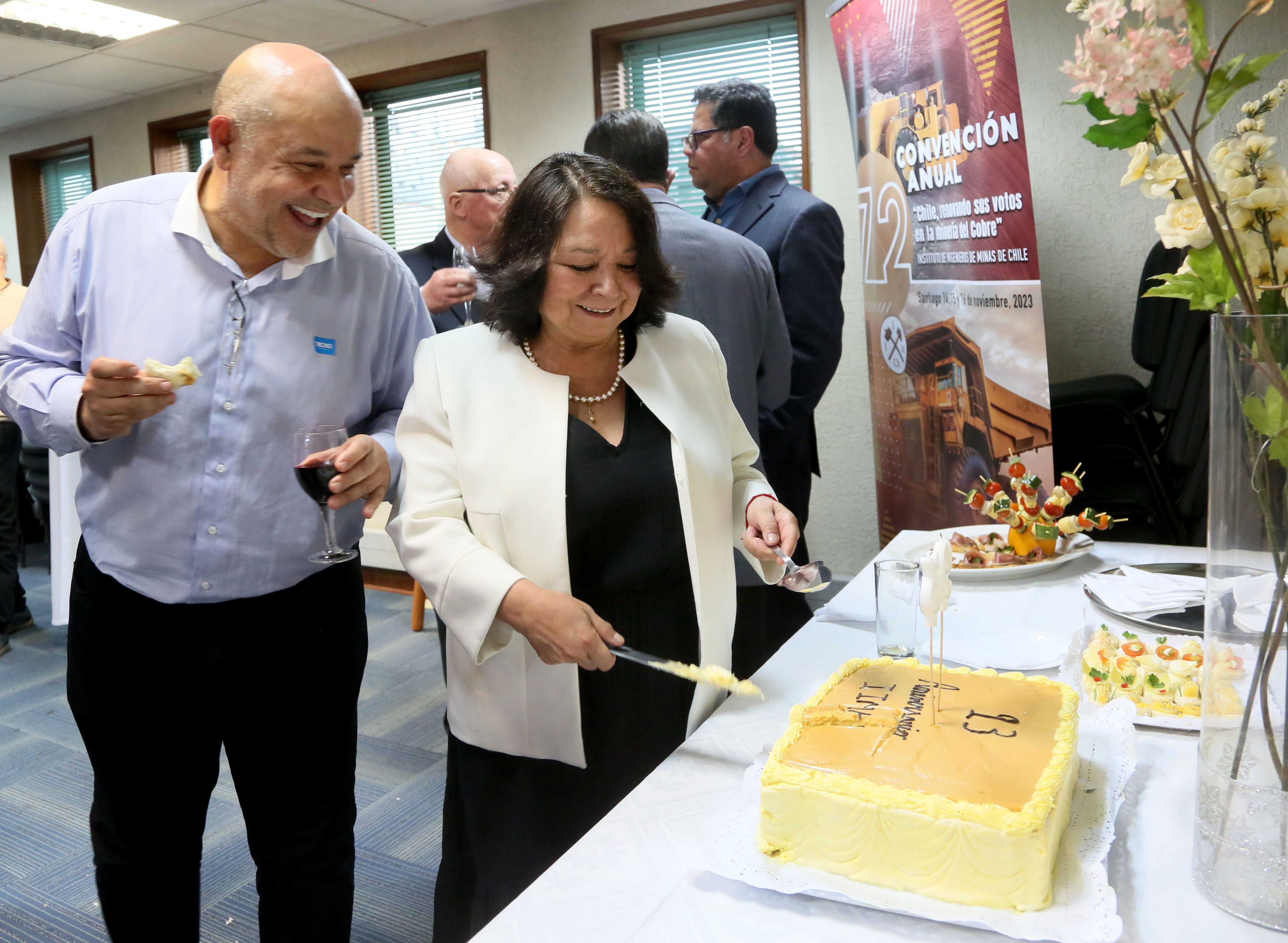 Cortando un trozo de torta del cumpleaños 2023... VIVA el IIMCh!! Están Juanita GALAZ, flamante nueva Socia Honorario 2023, y Fernando SILVA, Vicepresidente